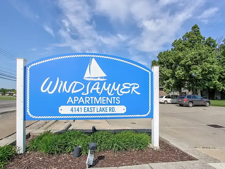 Windjammer Apartments — Photo 10