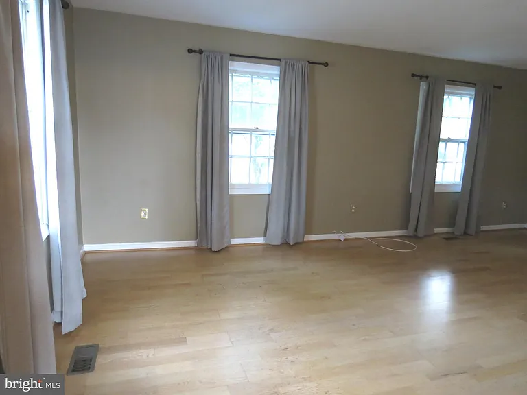 15310 Annapolis Rd — Photo 3