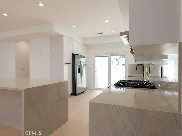 14605 Wyandotte St — Photo 10