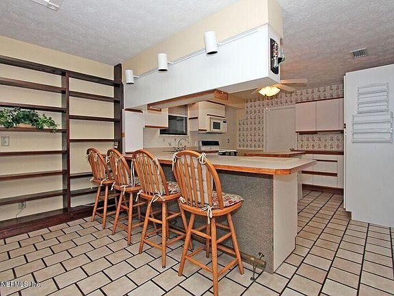 BREAKFAST BAR