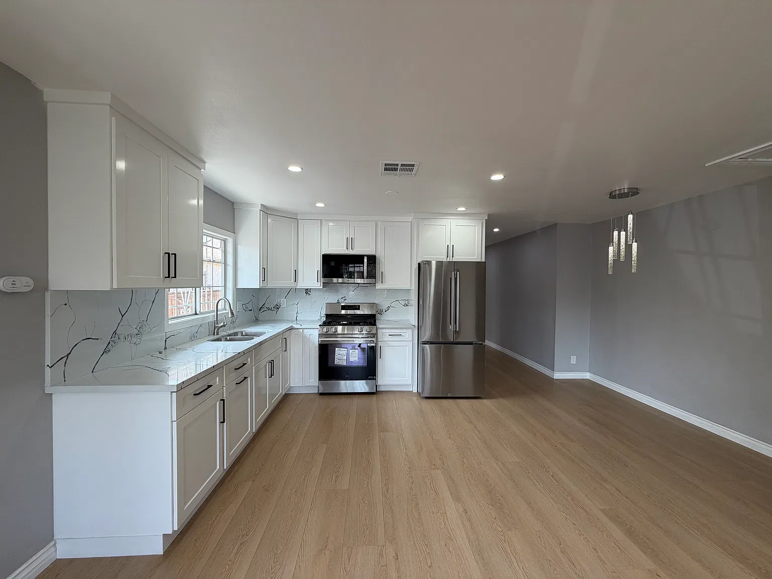3 bed, 780 sqft, $3,700 — Photo 4