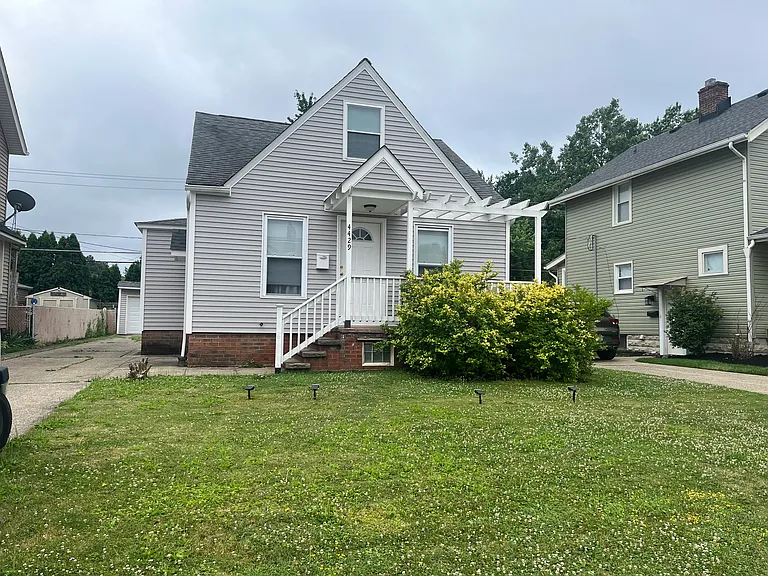 4429 Maplecrest Ave — Photo 1