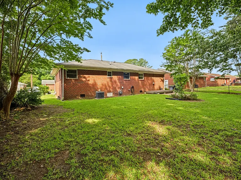 220 Manchester Dr — Photo 20