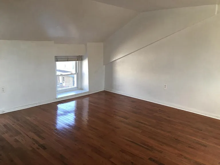 158 Dupont St — Photo 6