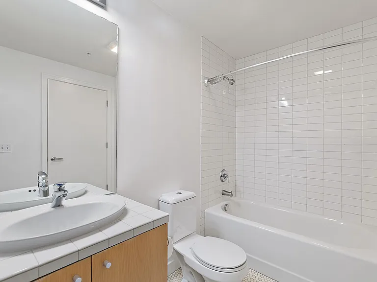 1926 W Burnside St #812 — Photo 5