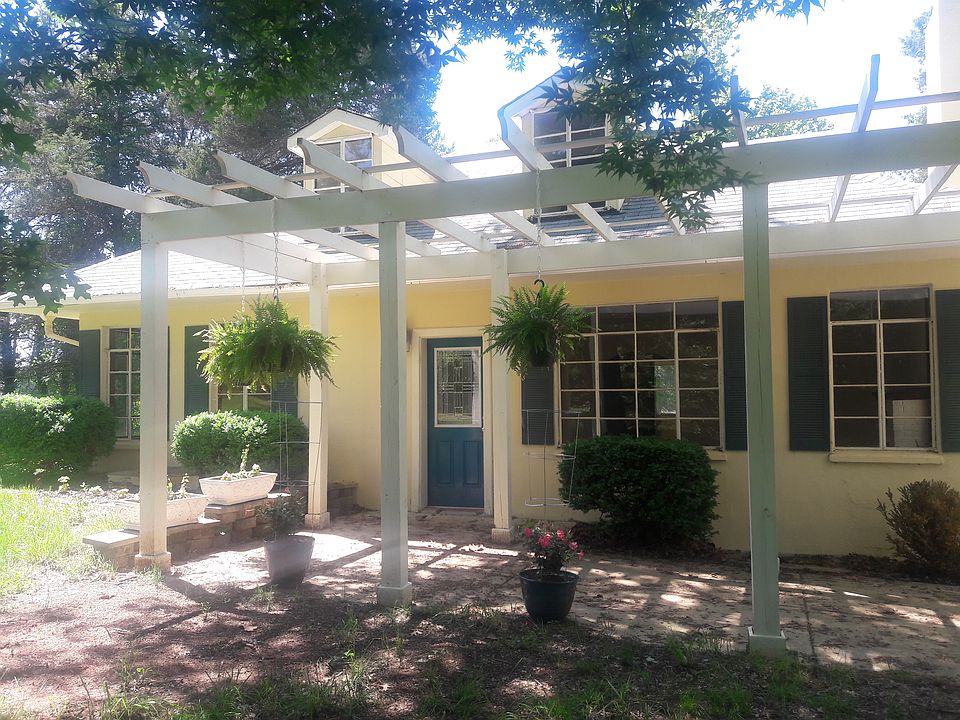 Entrance via Pergola walkway