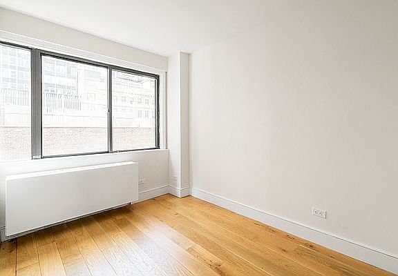 5th image of 230 E 44th St APT 5D