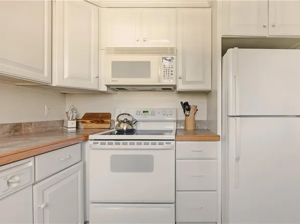 6 Restmere Ter, Middletown, RI 02842