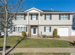 4061 Darby Ln, Seaford, NY 11783