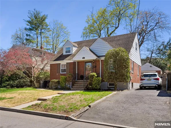 182 Carlson Pl, Bergenfield, NJ 07621