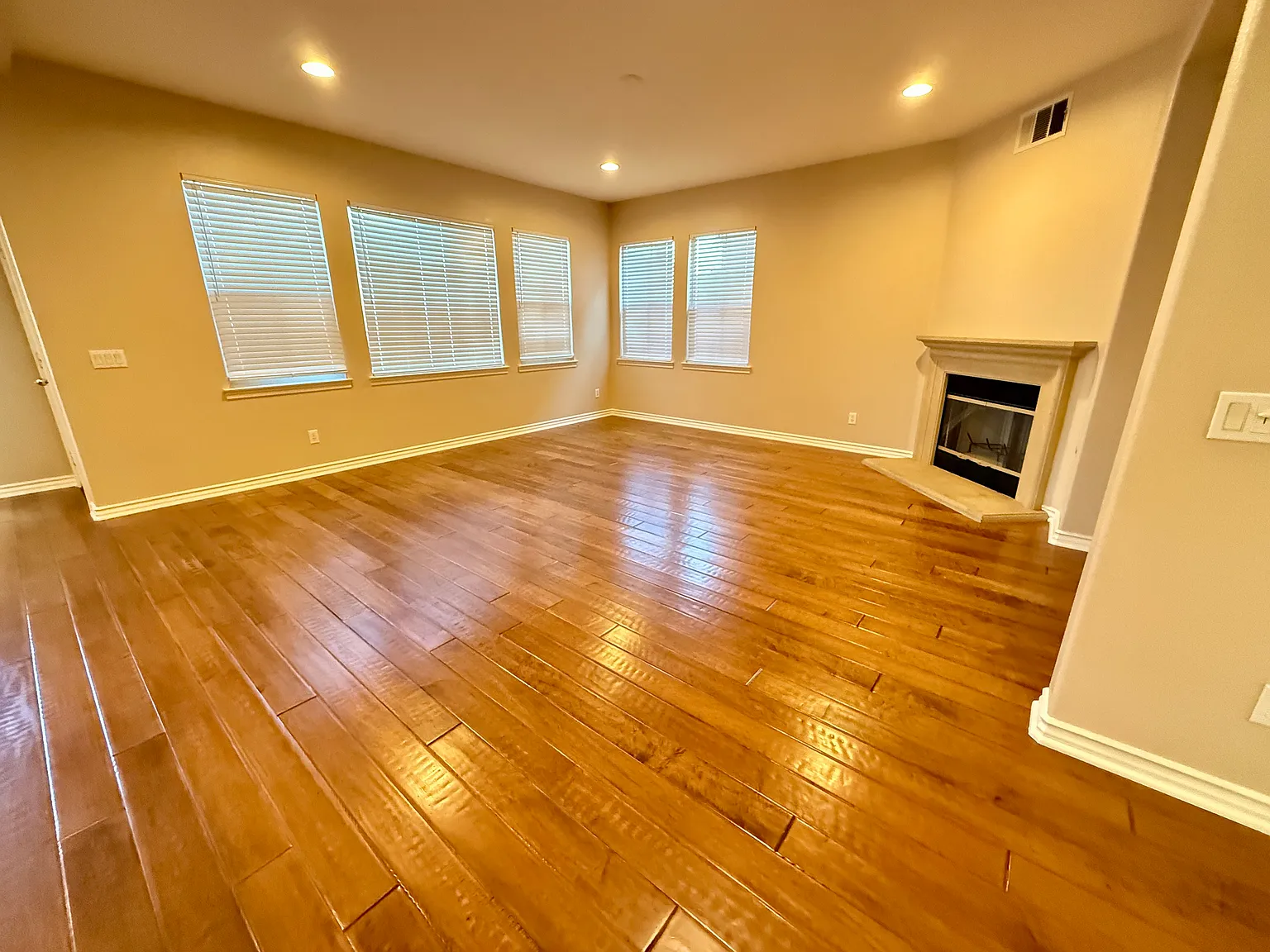 5 bed, 3479 sqft, $4,600 — Photo 4