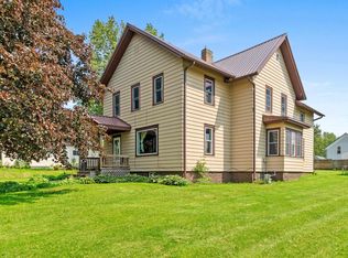 110 E Freeborn St, Cecil, WI 54111