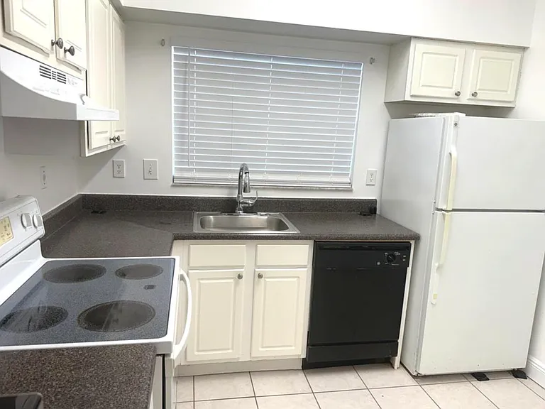 2331 NW 96th Ter #17M — Photo 5