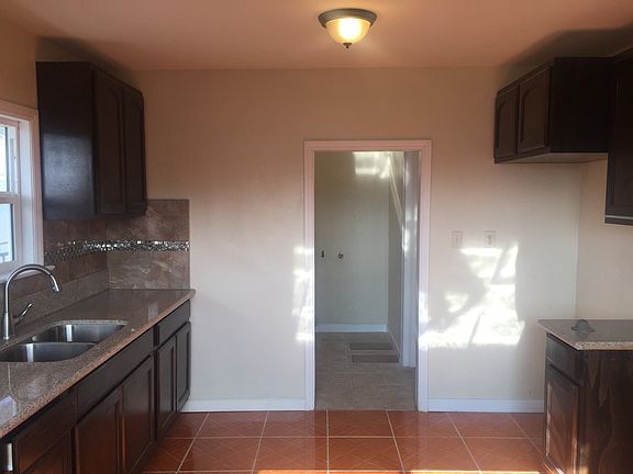 3rd image of 871 W 47th St