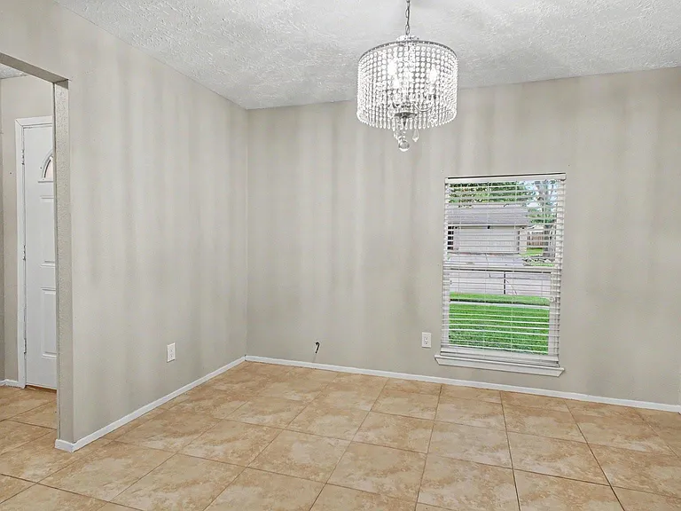 215 Redbud Cir — Photo 2