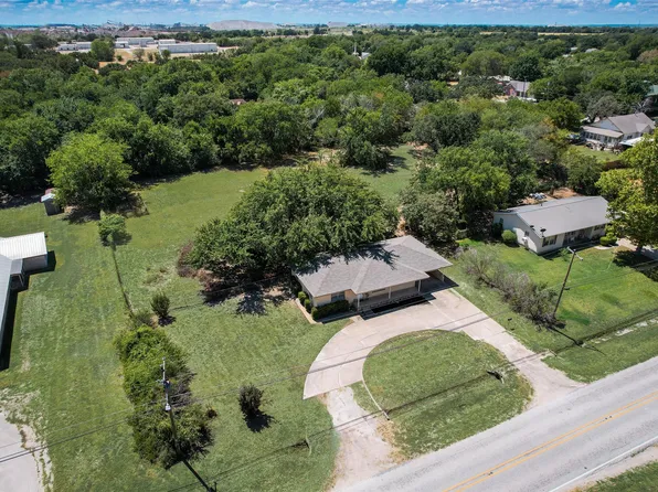 107 E Maginnis St, Chico, TX 76431