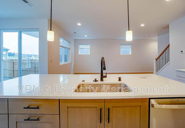 1605 NE 180th Ave — Photo 8