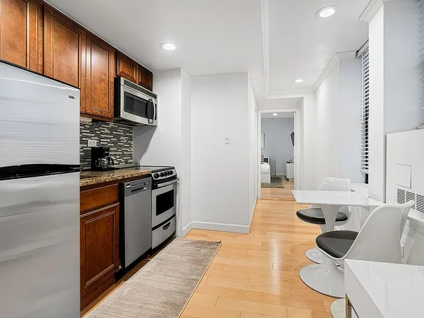 150 W 51st St APT 1628, New York, NY 10019