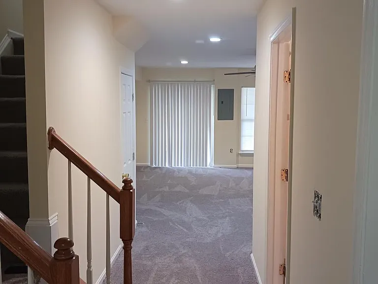 205 Hillside Ct — Photo 7