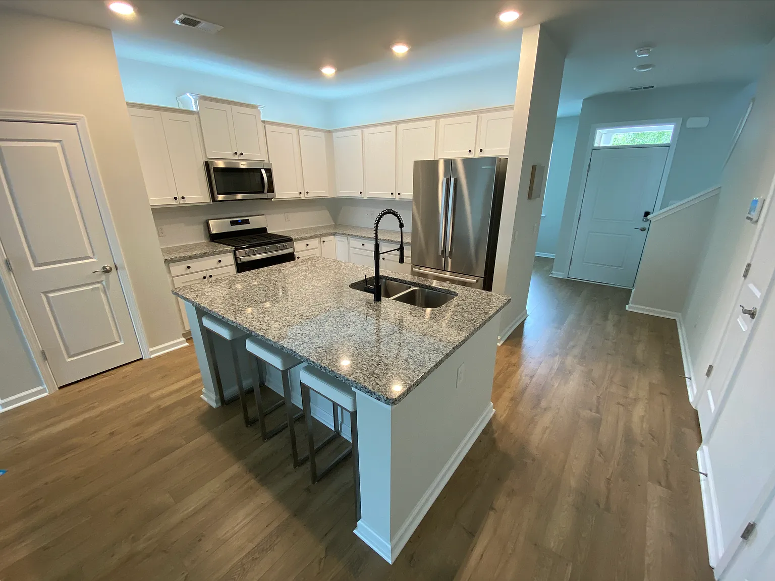 3 bed, 2.5 bath, 1800 sqft, $3,100 — Photo 1