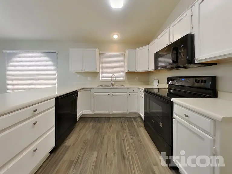 8961 W Kathleen Rd — Photo 5