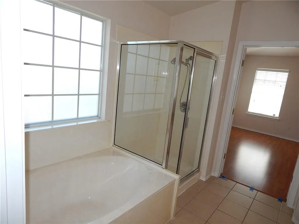 5 bed, 3.0 bath, 3208 sqft, $2,695 — Photo 4