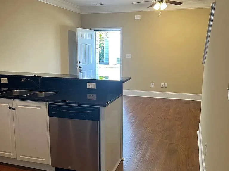 3 Bedroom/3 Bathroom Townhome Minutes from the Medical District — Photo 6