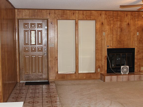 DEN W/GAS LOG FIREPLACE