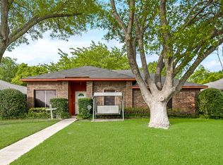 828 Creekview Dr, Mesquite, TX 75181