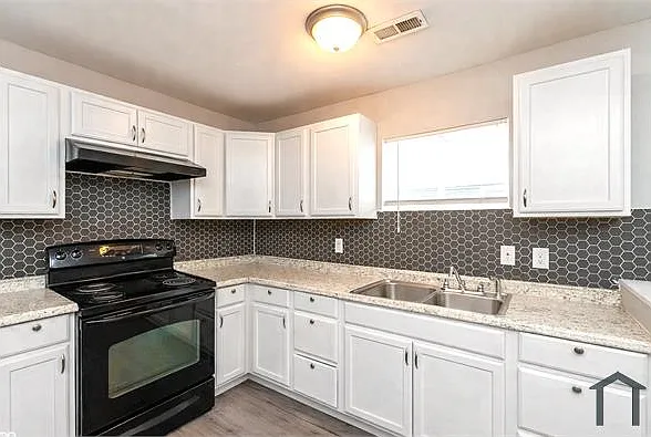 2133 White Ave — Photo 4