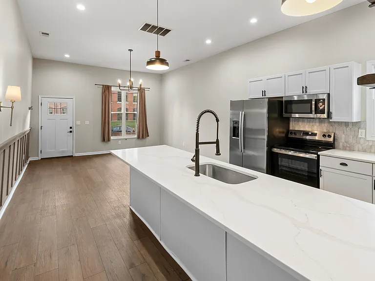 945 Goss Ave — Photo 10