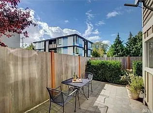 Great Modern Updated light and Bright Townhouse Close to Greenlake! — Photo 2