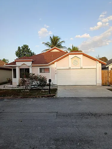 739 Holly St Photo 1