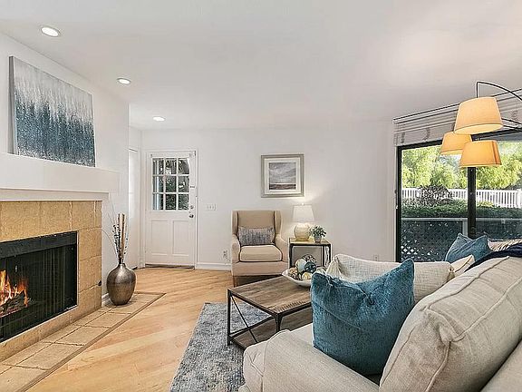 FAMILY ROOM FRONT DOOR VIEW