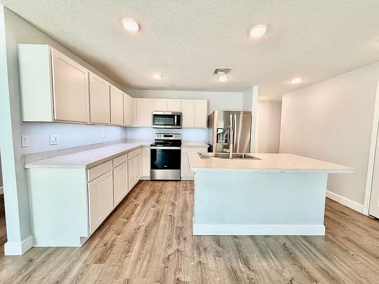 692 SW Hamberland Ave — Photo 15