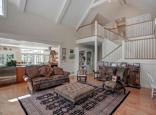 8 Cromwell Ln, Mendham, NJ 07945