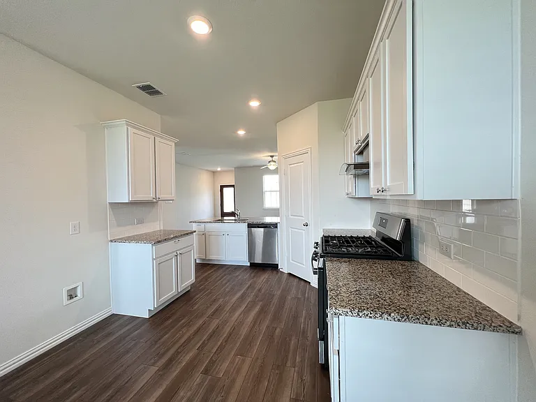1511 Avery Pointe Dr — Photo 8