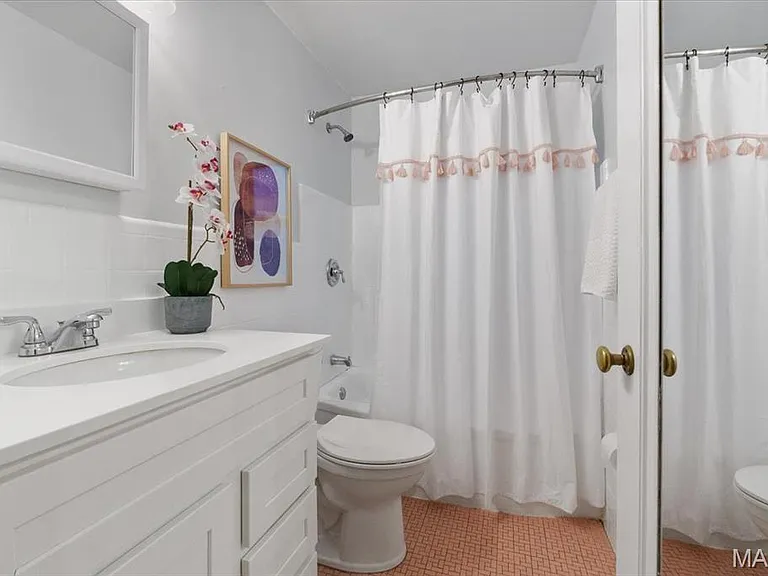 Main floor full bath - tub/ shower combo