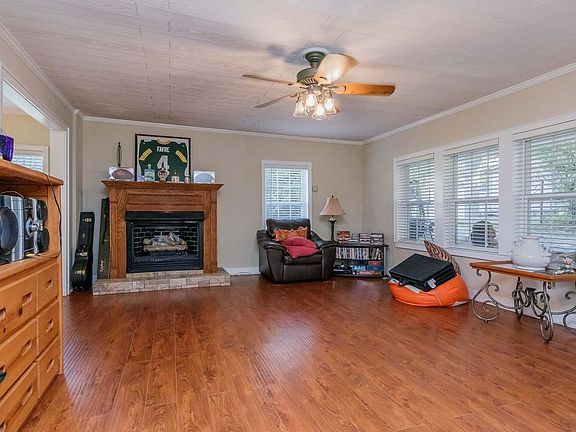4th image of 909 909 1/2 Gordon St