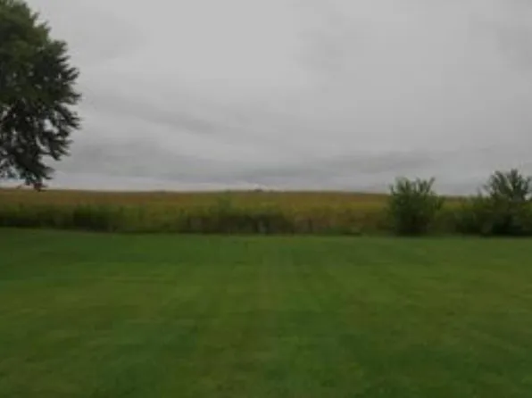 1102 Cherry St, Bartelso, IL 62218