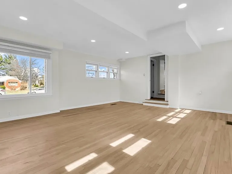 16350 Mack Ave — Photo 12