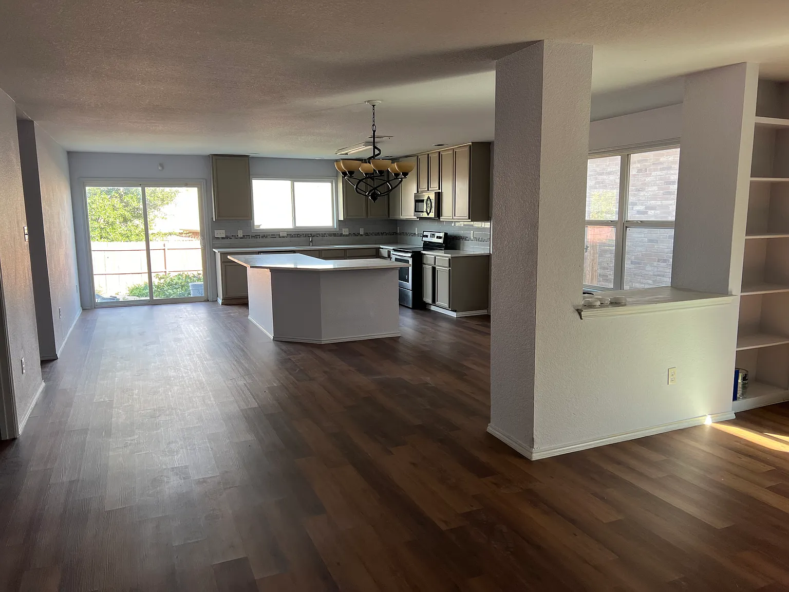 4 bed, 2138 sqft, $2,375 — Photo 1