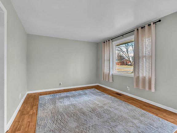 4th image of 1018 Brookfield Dr