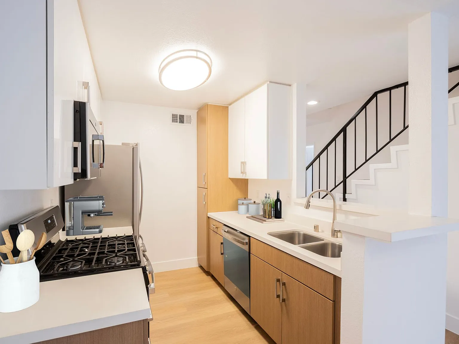 2123 Rodney Dr — Photo 4
