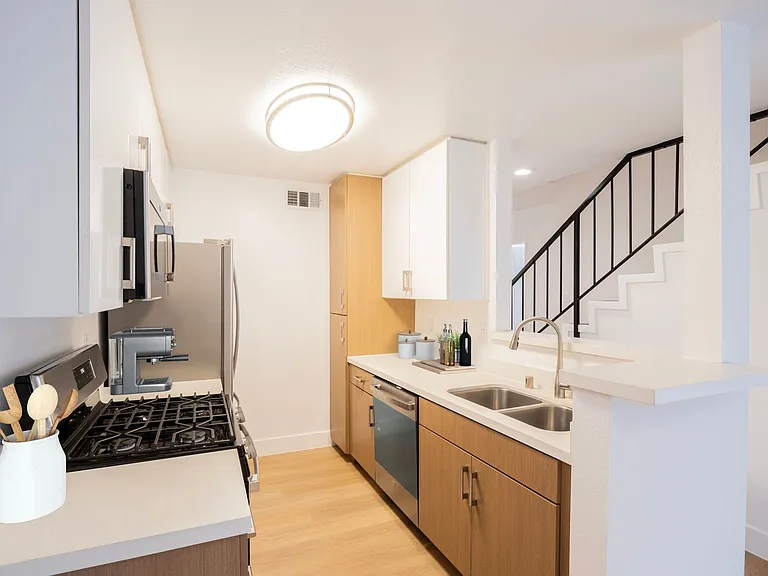 2123 Rodney Dr — Photo 4