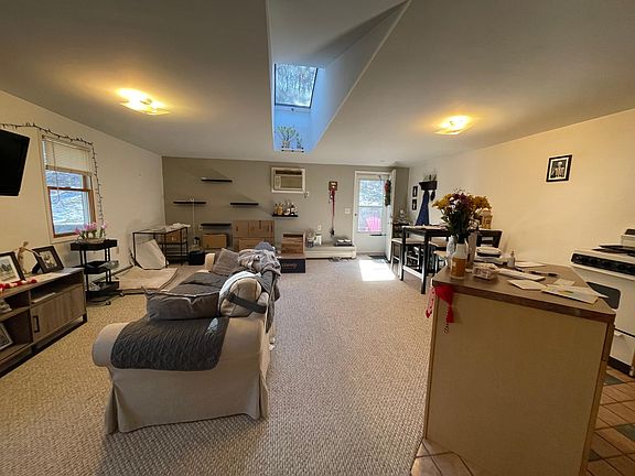 4th image of 4 Stillwell Ln