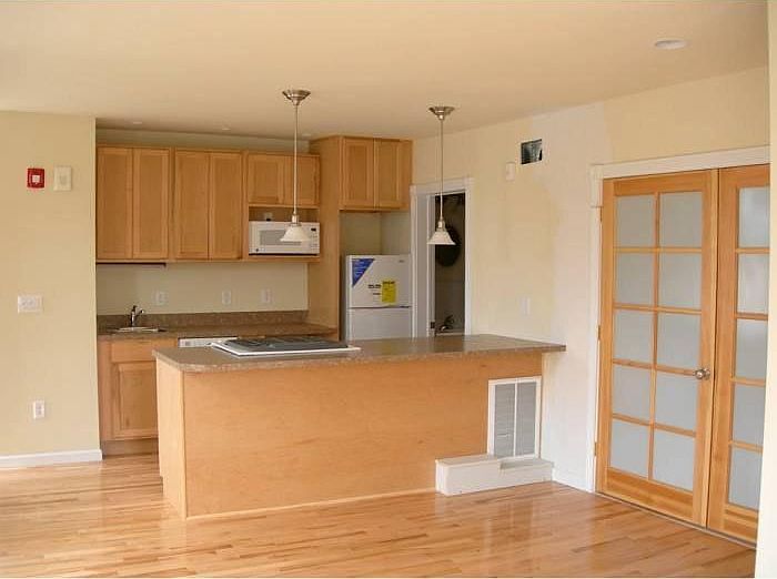 kitchen w/breakfast bar