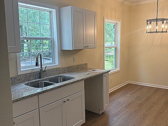 4th image of 407 Cloverdale Dr