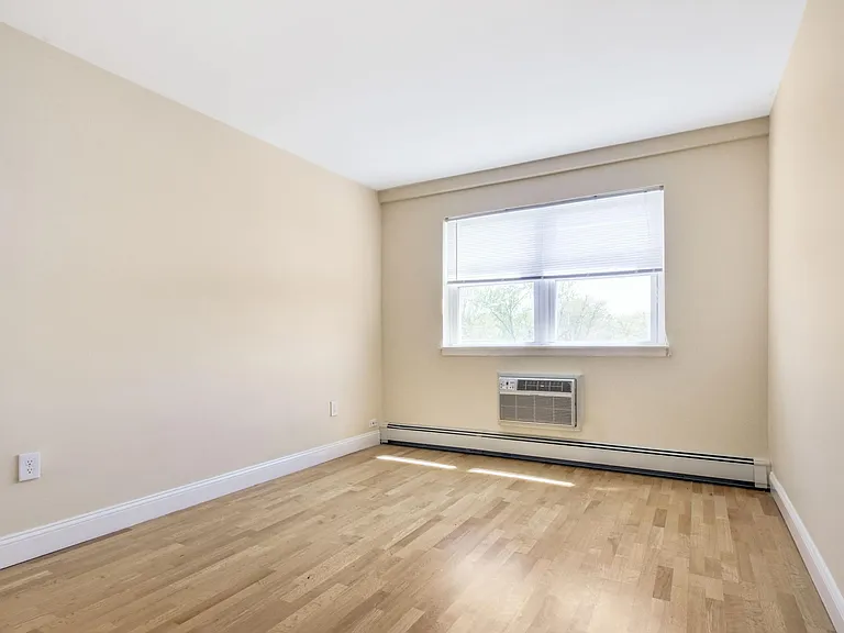 Heritage House Apartments — Photo 29