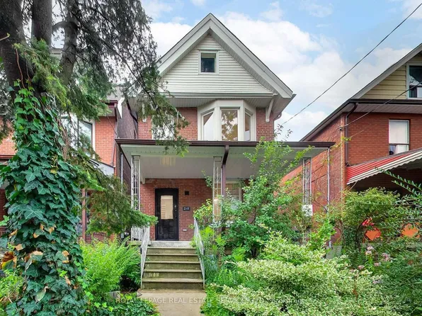 218 Montrose Ave, Toronto, ON M6G 3G7